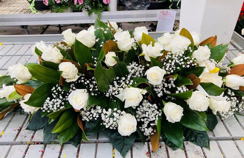 Centro de rosas blancas